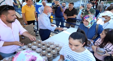 Başkan Çolakbayrakdar aşure dağıttı