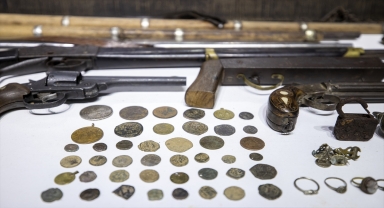 Başkentte uyuşturucu operasyonu düzenlenen evde 110 parça tarihi eser ele geçirildi