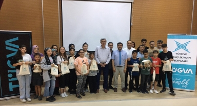 Beypazarı'nda TÜGVA'nın yaz okullarına katılan çocuklara hediye verildi