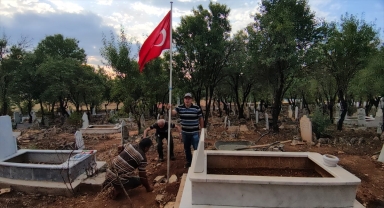 Beyşehir'de bir kişi şehit mezarlarının başına direk yerleştiriyor