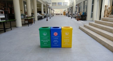 Cumhuriyet Üniversitesi yerleşkesine geri dönüşüm kutuları konuldu