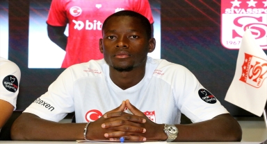 Demir Grup Sivasspor, 7 futbolcu için toplu imza töreni düzenledi