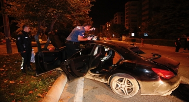 Eskişehir'de otomobil park halindeki kamyona çarptı 5 kişi yaralandı