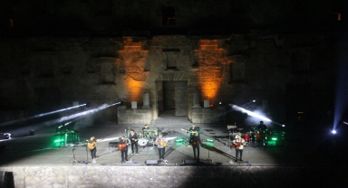 Grup Gipsy Kings ve baş solisti Nicolas Reyes, Aspendos Antik Tiyatrosu'nda sahne aldı