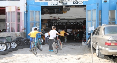 Güreşe başlayan çocukların bisikletlerini ücretsiz onarıyor