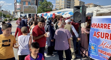 İYİ Parti, Kırşehir'de vatandaşlara aşure dağıttı