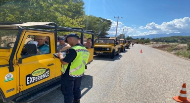 Jandarma ekipleri Kaş ilçesinde safari araçlarını denetledi