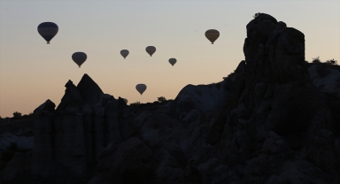 Kapadokya'da turistler yeni günü gökyüzünde karşıladı