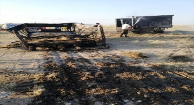 Karaman'da balya yüklü 2 römork yandı