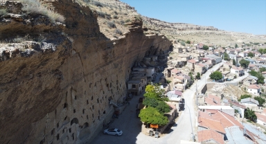 Karaman'ın tarihi Taşkale Tahıl Ambarları ziyaretçi akınına uğruyor