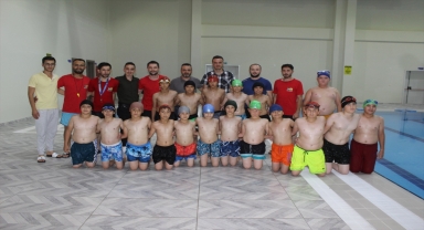 Karapınar'da çocuklar yüzme öğreniyor