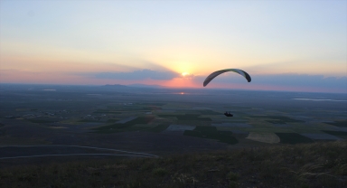 Karapınar'da paraşütçüler gün batımında güzel görüntüler oluşturdu