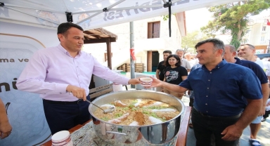 Kaş'ta vatandaşlara aşure dağıtıldı