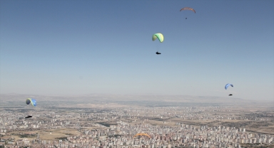 Kayseri'de Yamaç Paraşütü Ali Dağı Mesafe Şampiyonası devam ediyor