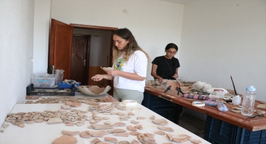 Kınık Höyük'te Demir Çağı'na ait yerleşim alanları ve renkli çömlekler bulundu