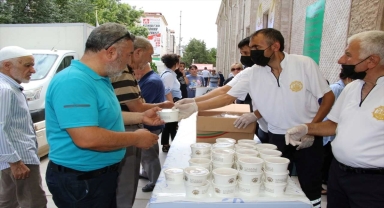 Kırıkkale Belediyesince vatandaşlara aşure ikram edildi
