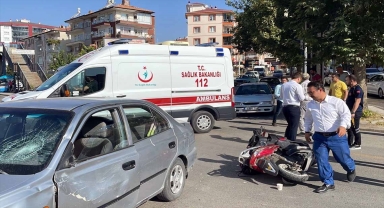 Kırıkkale'de otomobil ile çarpışan motosikletteki 2 kişi yaralandı