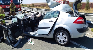 Kırıkkale'de tıra çarpan otomobildeki 2 kişi öldü, 1 kişi yaralandı