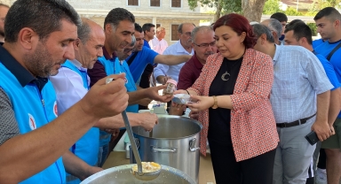 Kırşehir Ahi Evran Külliyesi'nde bin kişilik aşure dağıtıldı