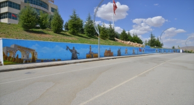 Kırşehir'in simgeleri, KAEÜ rektörlük binası duvarlarına resmedildi