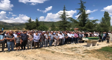 Av tüfeğiyle vurularak ölen çocuk toprağa verildi