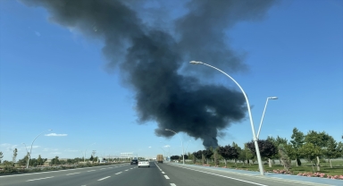 Konya'da boya fabrikasında çıkan yangına müdahale ediliyor 