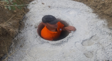 Konya'da direk çukuruna düşen yavru köpekler kurtarıldı