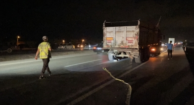 Konya'da kamyonetin seyir halindeki tıra çarptığı kazada 3 kişi öldü