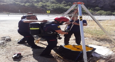 Konya'da kuyuya düşen kedi boya kutusu yardımıyla kurtarıldı