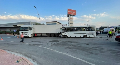 Konya'da tır ile servis otobüsünün çarpışması sonucu 1 kişi öldü, 25 kişi yaralandı