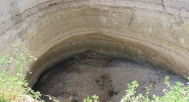 Konya'da yonca tarlasında obruk oluştu