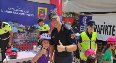 Kumluca'da bisiklet kullanan öğrencilere kaskın önemi anlatıldı