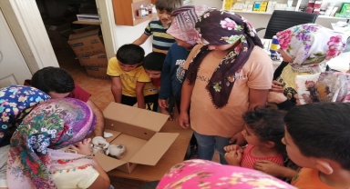 Kur'an kursu öğrencileri sokakta buldukları yavru kediyi sahibine teslim etti