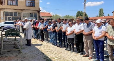 Lösemi nedeniyle yaşamını yitiren doktorun cenazesi Konya'da toprağa verildi