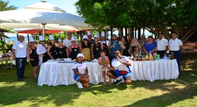 Manavgat'ta, turistler tatil yaptıkları otelde Türk yemekleri pişirmeyi öğreniyor