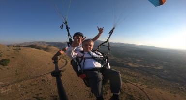 MHP Kayseri İl Başkanı İncetoprak, yamaç paraşütü ile uçtu