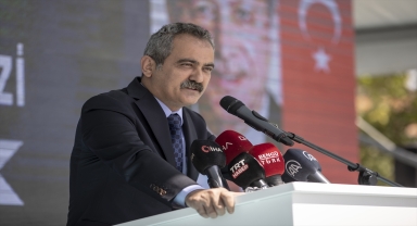 Milli Eğitim Bakanı Özer, Aydıncık Köy Yaşam Merkezi kursiyerlerinin sertifika törenine katıldı 