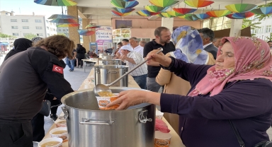 Niğde'de şehitler hayrına aşure dağıtıldı