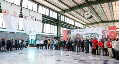 Pakistan'a yardım malzemesi taşıyan 