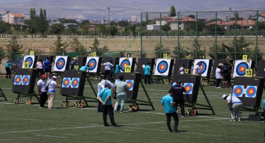 Paralimpik okçu Öznur Cüre, azmiyle hayat mücadelesinde hedefi 12'den vurdu