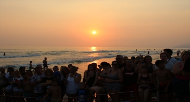 Patara'da caretta caretta yavruları denizle buluştu