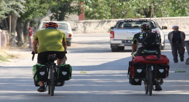 Pedal çevirerek gezen 2 İtalyan Beypazarı'na geldi 