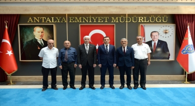 Polis emeklileri, Antalya Emniyet Müdürü Ulucan'ı ziyaret etti