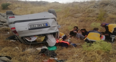 Sivas'ta devrilen otomobildeki 5 kişi yaralandı
