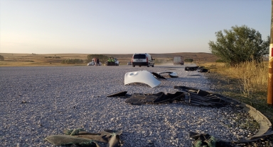 Sivas'ta devrilen otomobildeki polis memuru yaralandı