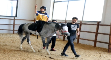 Sivas'ta engelliler atlı terapi ve kurslarla moral depoluyor