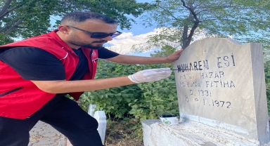 Sivas'ta gönüllü gençler, mezar taşlarının silinen yazılarını yeniledi