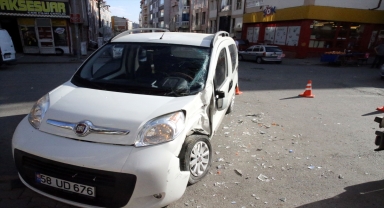 Sivas'ta kamyonet ile hafif ticari aracın çarpıştığı kazada 4 kişi yaralandı 