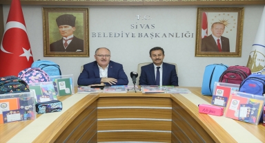 Sivas'ta öğrencilere kırtasiye desteği 