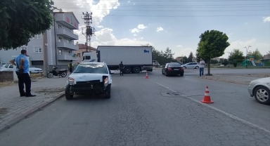 Sivas'ta otomobil ile kamyonun çarpıştığı kazada 2 kişi yaralandı 